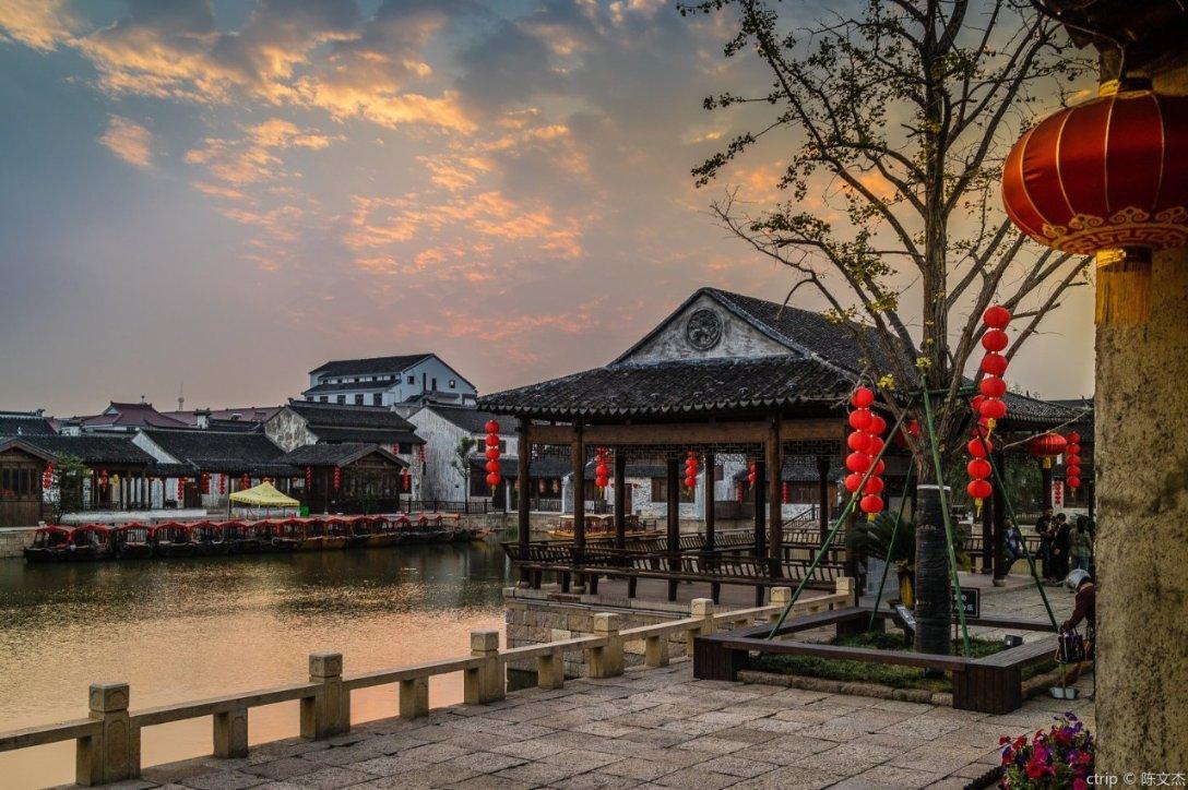 京津冀等地部分地区有大到暴雨，遇到暴雨天气时，出门需要注意什么？